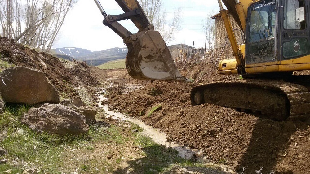 لای‌روبی و پاکسازی رودخانه‌های فصلی شهرستان کهنوج در آستانه فصل بارندگی