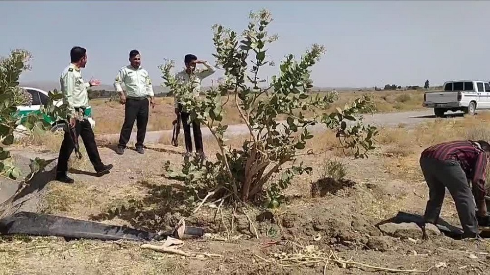 جمع‌آوری خط انتقال غیرقانونی آب در منطقه بلوچ‌آباد کهنوج